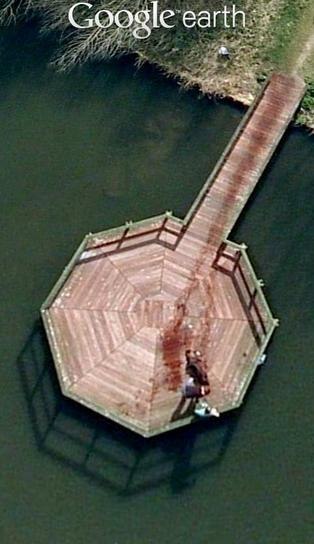 Если ввести в Google Earth координаты 52.376552, 5.198303, и увеличить, то можно увидеть как мужчина тащит труп к озеру.