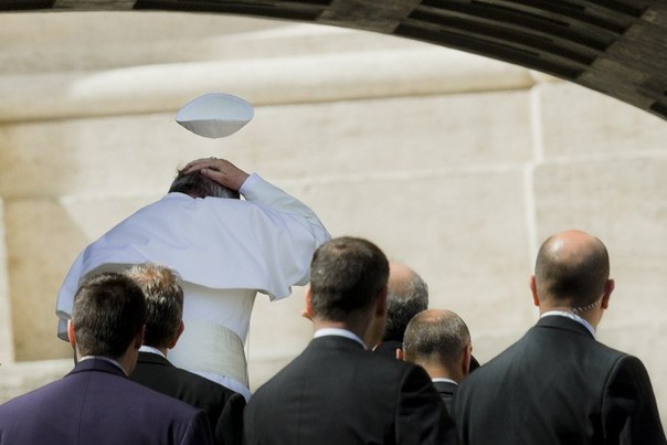 Папа Римский Франциск после еженедельной аудиенции в соборе Святого Петра, Ватикан.