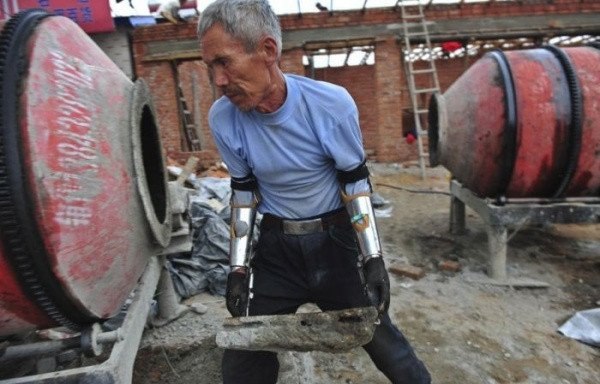 Сан Джифа 32 года назад потерял руки и самостоятельно сконструировал для себя протезы.
