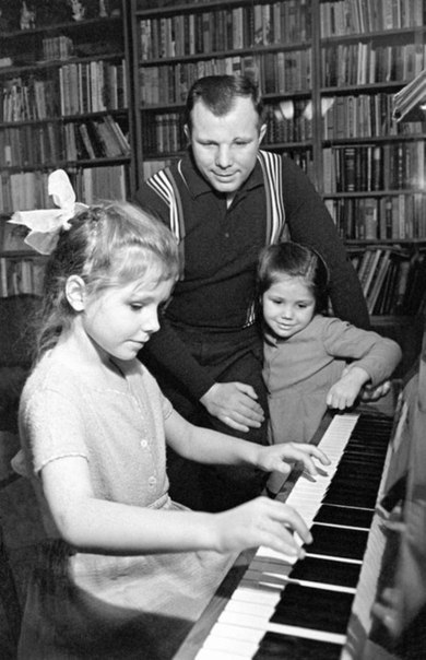 Юрий Гагарин вместе с дочерьми Галей и Леной.