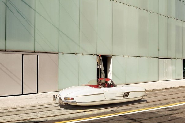 Француз Рено Марьон создал серию изображений с парящими в воздухе автомобилями из прошлого.
