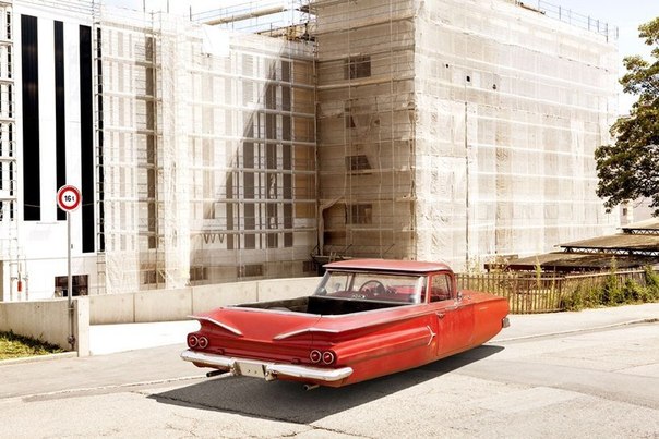 Француз Рено Марьон создал серию изображений с парящими в воздухе автомобилями из прошлого.