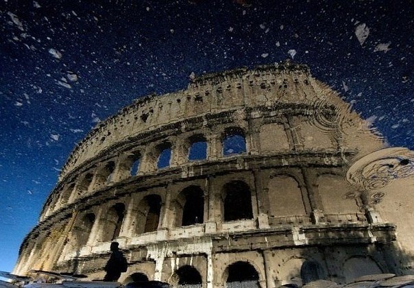 Колизей отражается в луже после прошедшего дождя, Рим.