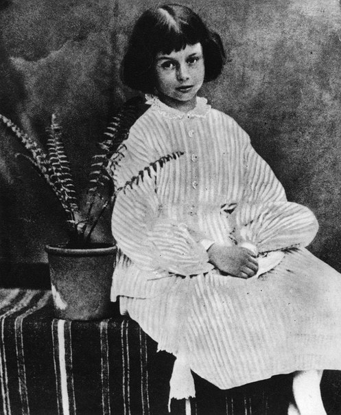 «Алиса в стране чудес» – одно из самых известных произведений в мире. Между тем, у главной героини повести был вполне реальный прототип, Алиса Лидделл, рассказывая сказки которой, Льюис Кэрролл и написал свое самое знаменитое произведение.