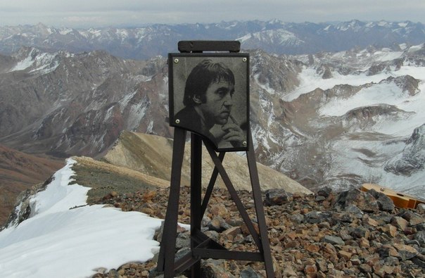 В память о Владимире Высоцком казахский альпинист Марс Садыков установил плиту с портретом на пике Сайрамский. Западный Тянь-Шань. 4238 метров.