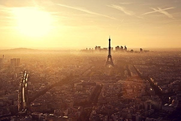 Золотой закат в Париже. Фото сделано с Башни Монпарнас.