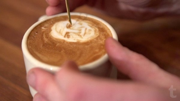 Необычный художник  Майк Брич из Нью-Йорка рисует на кофе: вместо красок — молочная пенка, вместо кисточки — бамбуковая палочка.