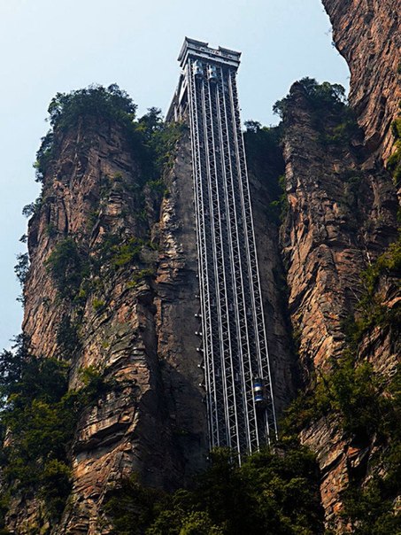 Лифт Байлонг – самый высокий свободнодвигающийся лифт в мире. Находится в Китае в провинции Хунань и поднимает туристов на высоту 360 метров – на смотровую площадку одной из вершин живописных скалистых гор.