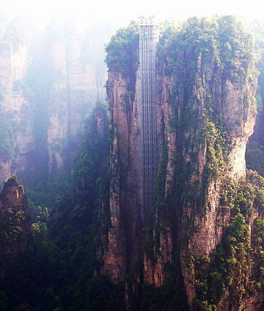 Лифт Байлонг – самый высокий свободнодвигающийся лифт в мире. Находится в Китае в провинции Хунань и поднимает туристов на высоту 360 метров – на смотровую площадку одной из вершин живописных скалистых гор.