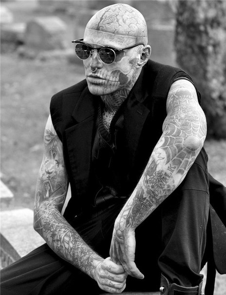 Рика Дженеста больше знают под псевдонимом Парень-Зомби, так как его тело и голова покрыты татуировками, изображающими скелет человека.