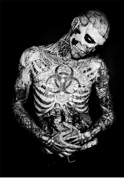 Рика Дженеста больше знают под псевдонимом Парень-Зомби, так как его тело и голова покрыты татуировками, изображающими скелет человека.