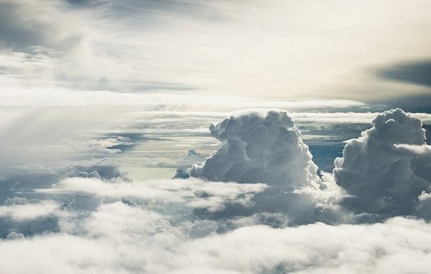 Фотокорреспондент Рюдиджер Немзов сфотографировал всю красоту неба в серии "Коллекция облаков". Фотограф был снаряжен двумя камерами и кислородной маской, и так он поднялся на 6 000 метров в высоту на самолете с широко раскрытыми дверями.