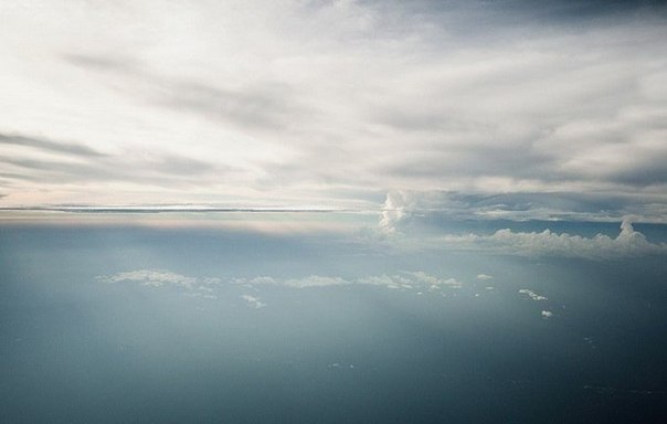 Фотокорреспондент Рюдиджер Немзов сфотографировал всю красоту неба в серии "Коллекция облаков". Фотограф был снаряжен двумя камерами и кислородной маской, и так он поднялся на 6 000 метров в высоту на самолете с широко раскрытыми дверями.