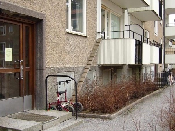 Эти лестницы у фасадов домов специально для кошек