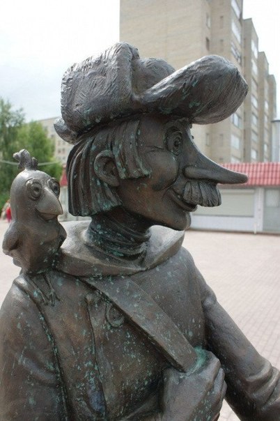 Памятник почтальону Печкину. Город Луховицы, Московская область