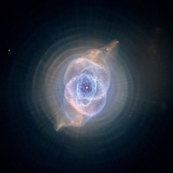 Туманность «Кошачий Глаз». На снимках, сделанных с высоким разрешением телескопом «Хаббл», видно множество сплетений, выбросов и ярких дугообразных элементов