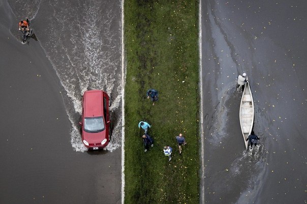 Улица в городе Ла-Плата, Аргентина. В результате наводнения, которое вызвали проливные дожди, по меньшей мере 46 человек погибли, более 2 тысяч были вынуждены покинуть свои дома.