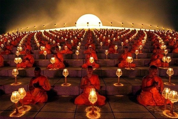 Буддийские монахи на церемонии зажжения фонаря.