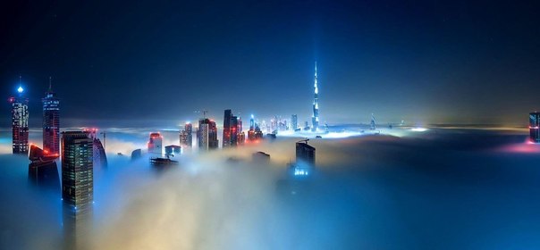 Ночной Дубай в тумане.