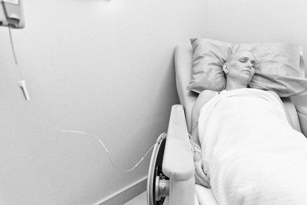 Фотограф Анжело Мерендино снял трогательную фотосерию борьбы его жены Дженнифер с раком молочной железы.