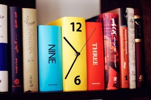 Часы в виде стопки книг