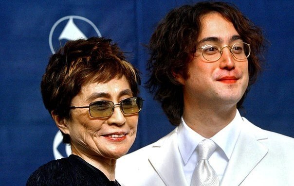 Вдова Джона Леннона Йоко Оно и их сын Шон