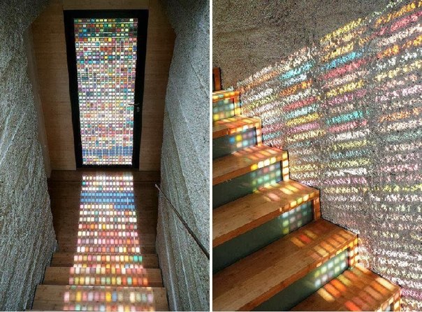 В доме архитектора Армина Бласбичле дверь содержит крохотные витражи. Когда на них падают солнечные лучи, они чудесным образом освещают лестницу.
