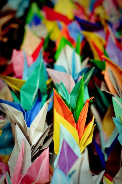 В Японии есть легенда, согласно которой человек, сложивший тысячу бумажных журавликов, может загадать желание, которое обязательно исполнится.