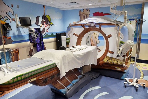 Посещение больницы редко вызывает приятные ощущения, и тем более у детей. Однако сотрудники нью-йоркской детской больницы Morgan Stanley постарались сделать этот процесс менее напряженным, оформив кабинеты и медицинское оборудование в пиратской тематике.