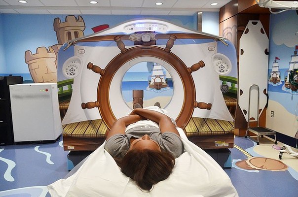 Посещение больницы редко вызывает приятные ощущения, и тем более у детей. Однако сотрудники нью-йоркской детской больницы Morgan Stanley постарались сделать этот процесс менее напряженным, оформив кабинеты и медицинское оборудование в пиратской тематике.