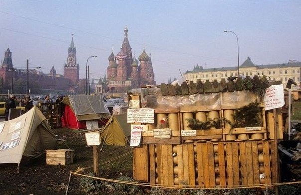 Вот такой палаточный городок разбили обнищавшие и обманутые люди прямо под стенами Кремля в 1990 году.