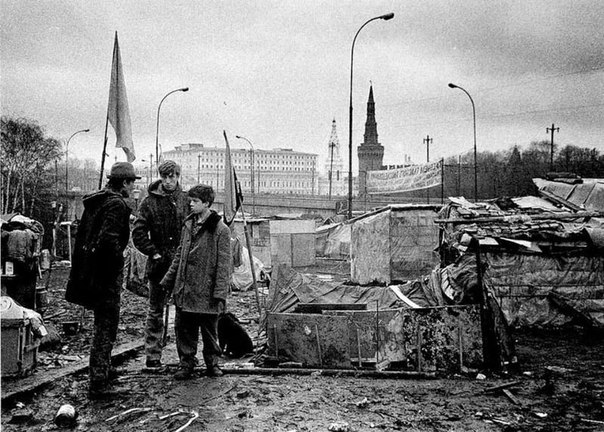 Вот такой палаточный городок разбили обнищавшие и обманутые люди прямо под стенами Кремля в 1990 году.