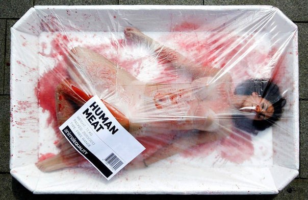 Активисты некоммерческого движения Animal Equality, выступающие против убийства животных и употребления их в пищу, устроили акцию в Барселоне во время Международного дня без мяса.