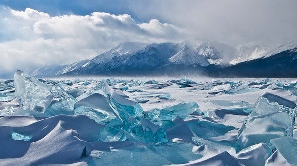 Лед на озере Байкал.