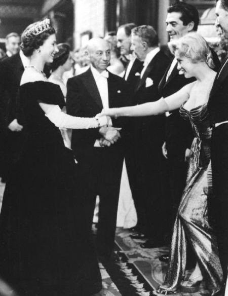 Мерлин Монро на встрече с Елизаветой Второй в Лондоне, 1956 г
