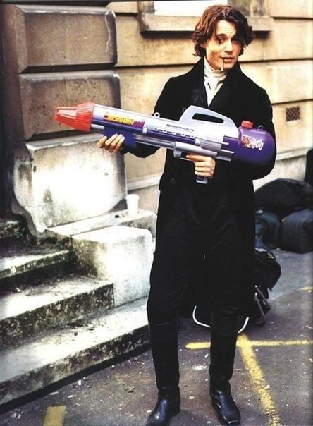 Джонни Депп с сигаретой и игрушечным пистолетом на съемках фильма «Сонная Лощина»