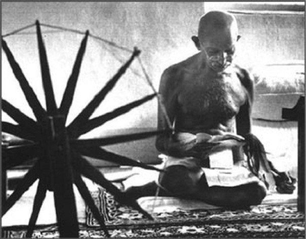 Один из самых влиятельных людей 20-го века, Ганди, не любил фотографироваться, однако в 1946 году штатному сотруднику Life, Маргарет Борк-Уайт, было разрешено сделать фото. Прежде чем фотографа допустили до фотосессии, ей самой пришлось научиться пользоваться прялкой - таковы были требования. Также с Ганди было запрещено разговаривать - у него как раз был «день тишины» и было разрешено сделать всего три снимка. Два первых фото были неудачными, но третий снимок получился.Фотография стала последним прижизненным портретом Ганди - через два года он был убит.