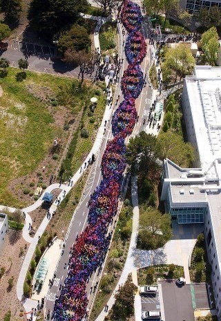 2600 человек празднуют годовщину открытия ДНК, сформировав "цепочку ДНК" из людей.