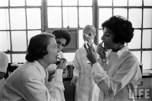Тестирование новой губной помады. США. 1950-е годы.