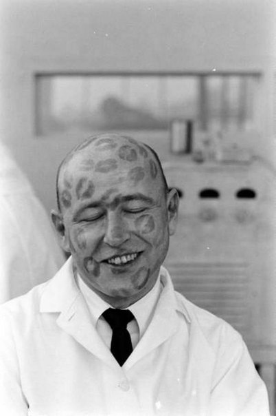 Тестирование новой губной помады. США. 1950-е годы.
