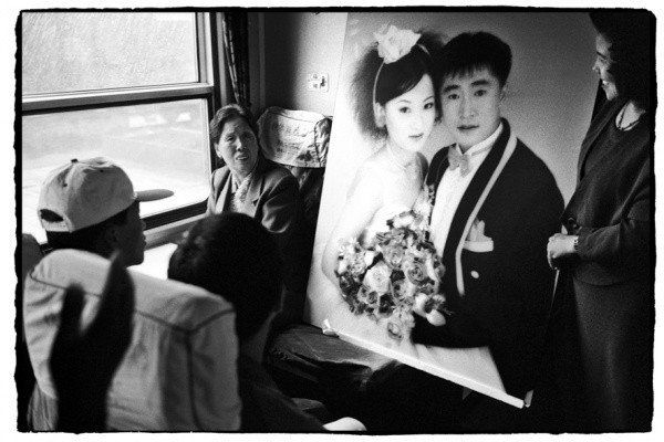 Невероятно живые снимки пассажиров китайских поездов от фотографа Ван Фучуня