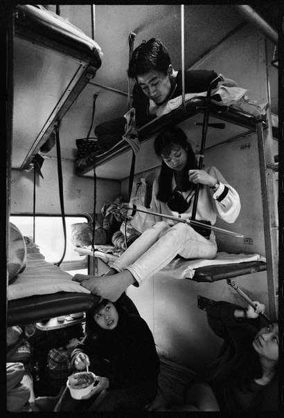Невероятно живые снимки пассажиров китайских поездов от фотографа Ван Фучуня