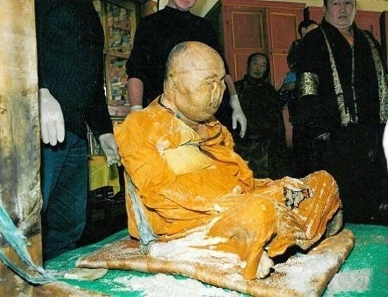 В 2002 году, согласно завещанию самого усопшего, был вскрыт саркофаг с телом известного буддийского лидера начала ХХ века Даши Доржо Итигэлова. Признаков разложения, посмертных изменений на покойнике обнаружено не было. Буддийский подвижник, родившийся около 1852 года, был известен еще при жизни. Не сохранилось сведений о его родственниках, мальчик рос сиротой, что позволяет буддистам приписыватьДаши Доржо Итигэлов ему внеземное происхождение. С 1911 года в течение 6 лет он был главой российских буддистов.