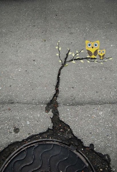 Уличный художник из Пензы Алексей Меньшиков создает забавные и умные стрит-арт-объекты.