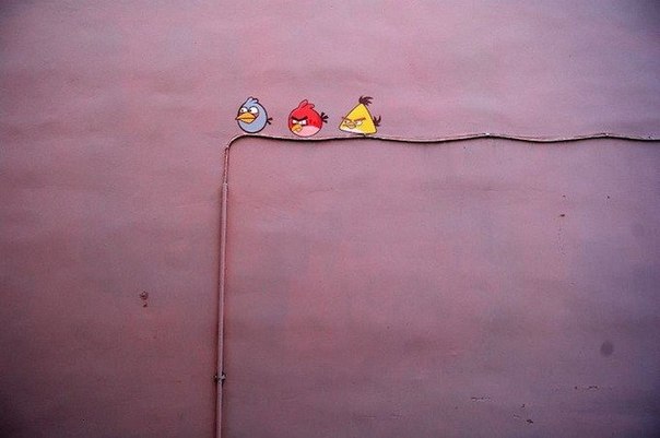Уличный художник из Пензы Алексей Меньшиков создает забавные и умные стрит-арт-объекты.