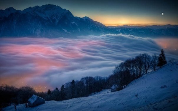 Луна и туман над поселком Трюббах, Швейцария.