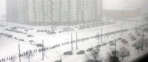 Из-за перебоев в работе общественного транспорта во время циклона Хавьер, люди идут домой пешком. Минск, Беларусь