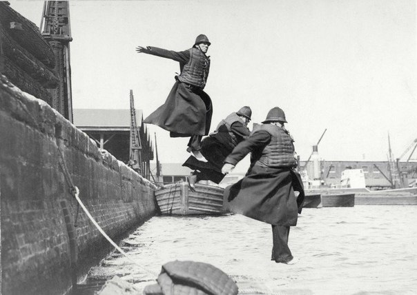 Полицейские тестируют спасательные жилеты, Лондон, Англия, 1930.