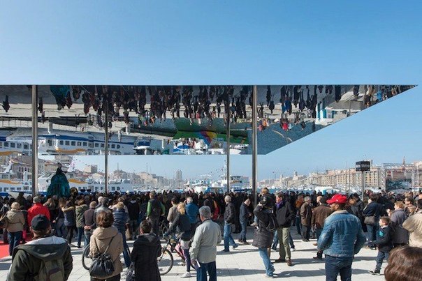 Архитектурное бюро Foster + Partners недавно открыло павильон «Port Vieux» во французском Марселе. Шесть стройных колонн поддерживают навес размерами 46 на 22 метра из полированной нержавеющей стали, который отражает пешеходную зону и порт.