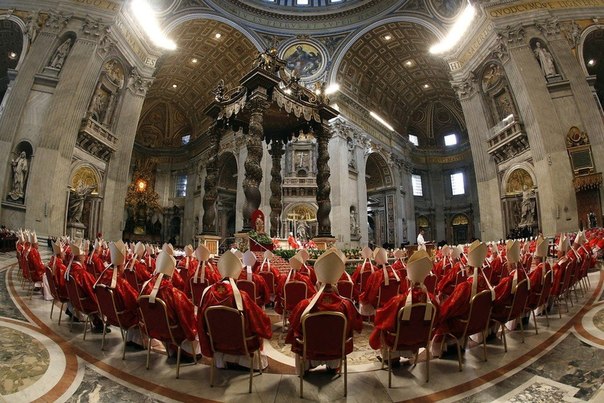 Кардиналы во время мессы, посвященной избранию нового Папы Римского. Собор Святого Петра, Ватикан.